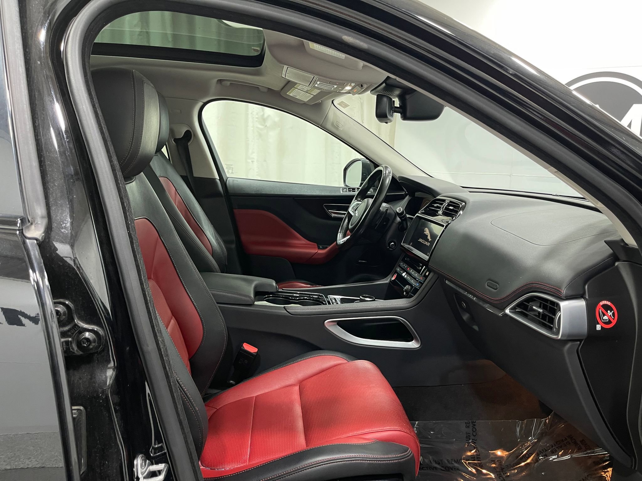 Used 2017 Jaguar F-PACE R-Sport image 31