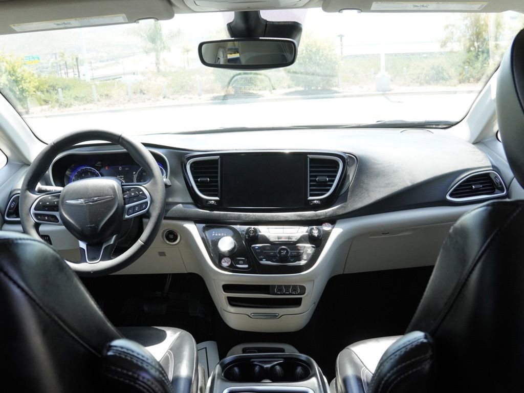Certified 2023 Chrysler Pacifica Touring-L FWD image 26