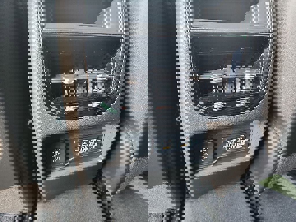 Used 2025 Jeep Grand Cherokee Altitude AWD/4WD image 14