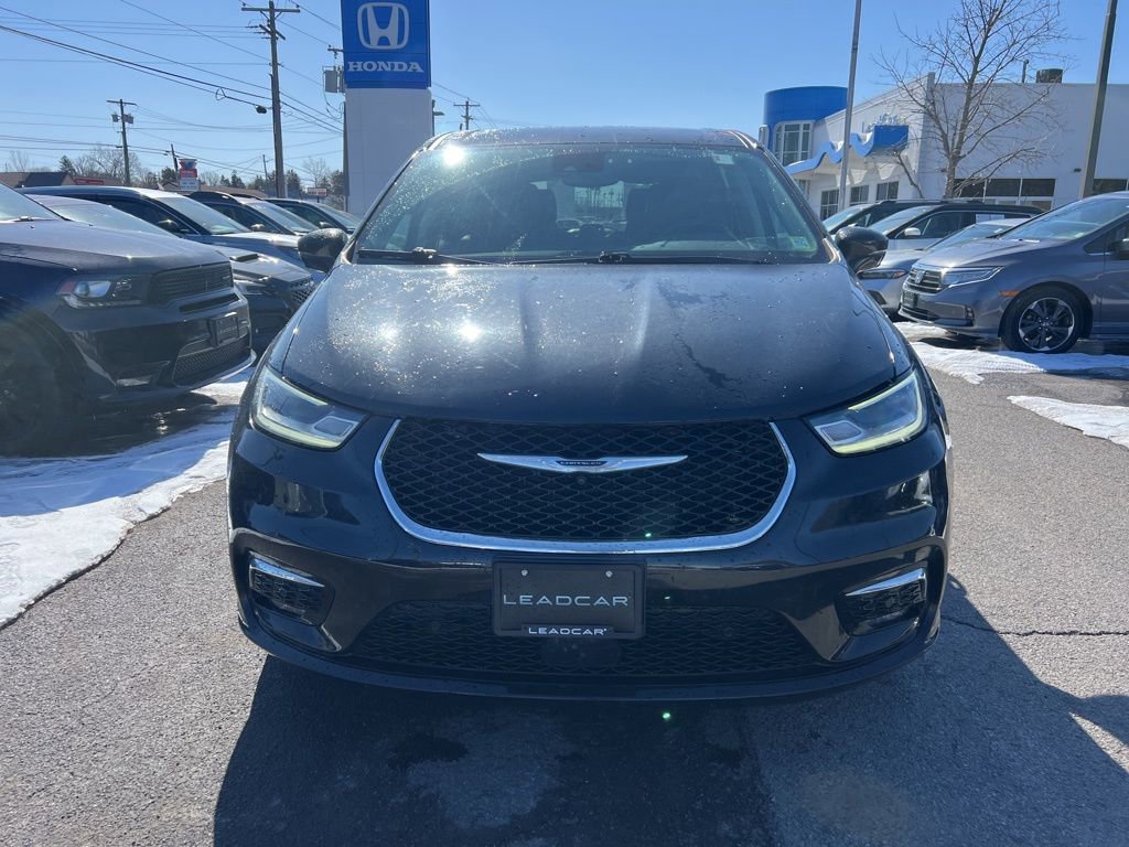 Used 2022 Chrysler Pacifica Touring-L w/ Uconnect Theater Family Group image 8