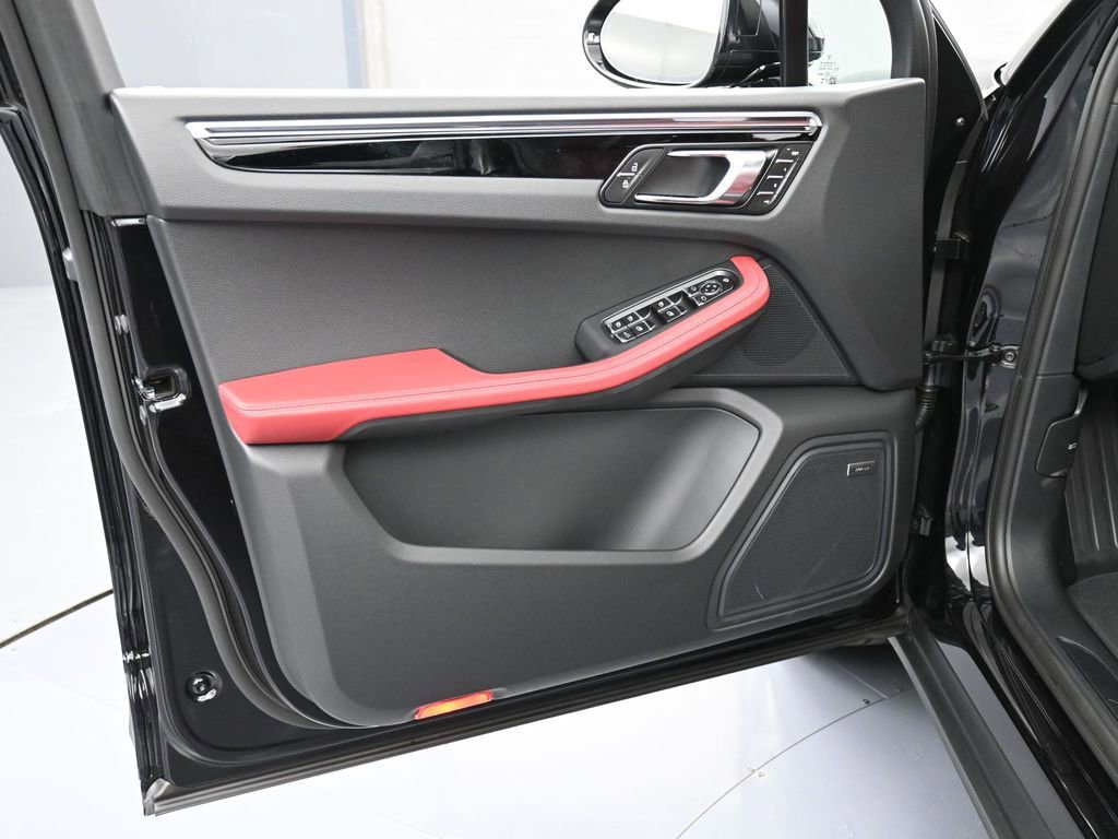 Certified 2025 Porsche Macan AWD/4WD image 15