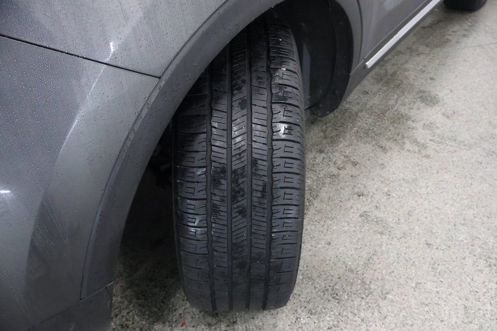 Used 2018 Ford Explorer XLT w/ Equipment Group 202A image 4