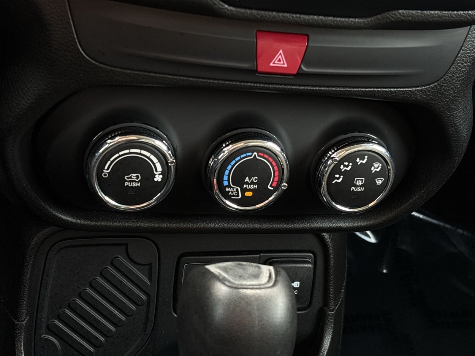 Used 2017 Jeep Renegade Latitude FWD image 19