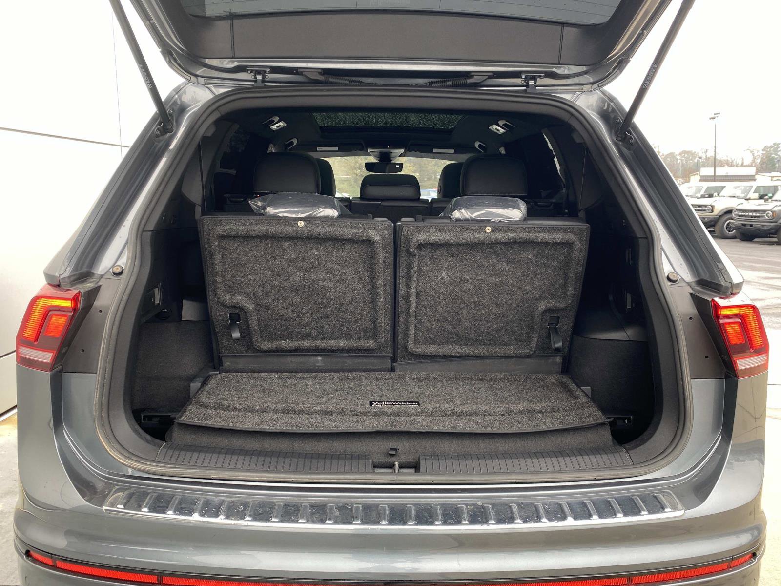 Used 2023 Volkswagen Tiguan SE R-Line image 6