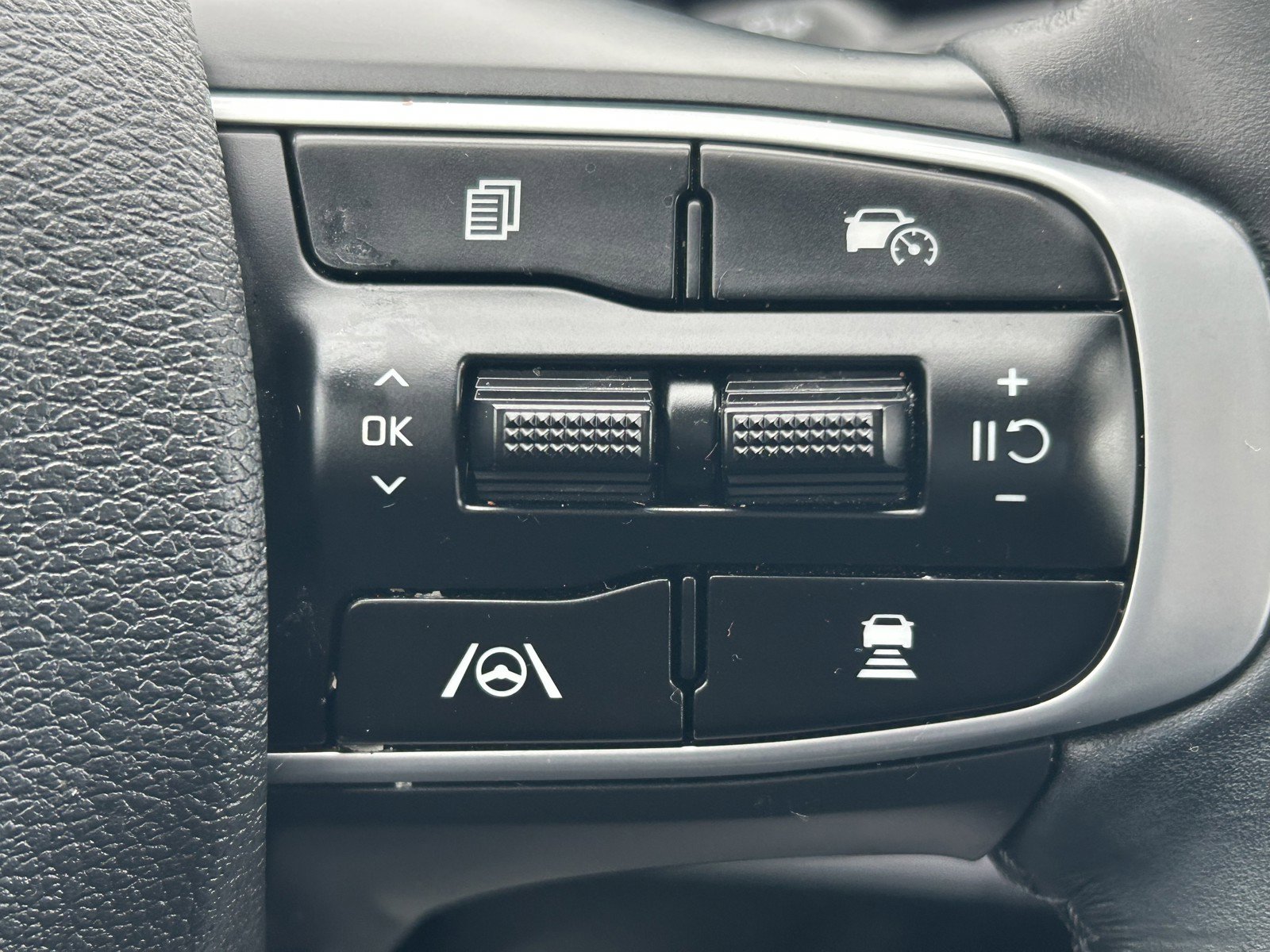 Used 2025 Kia Sportage SX image 22