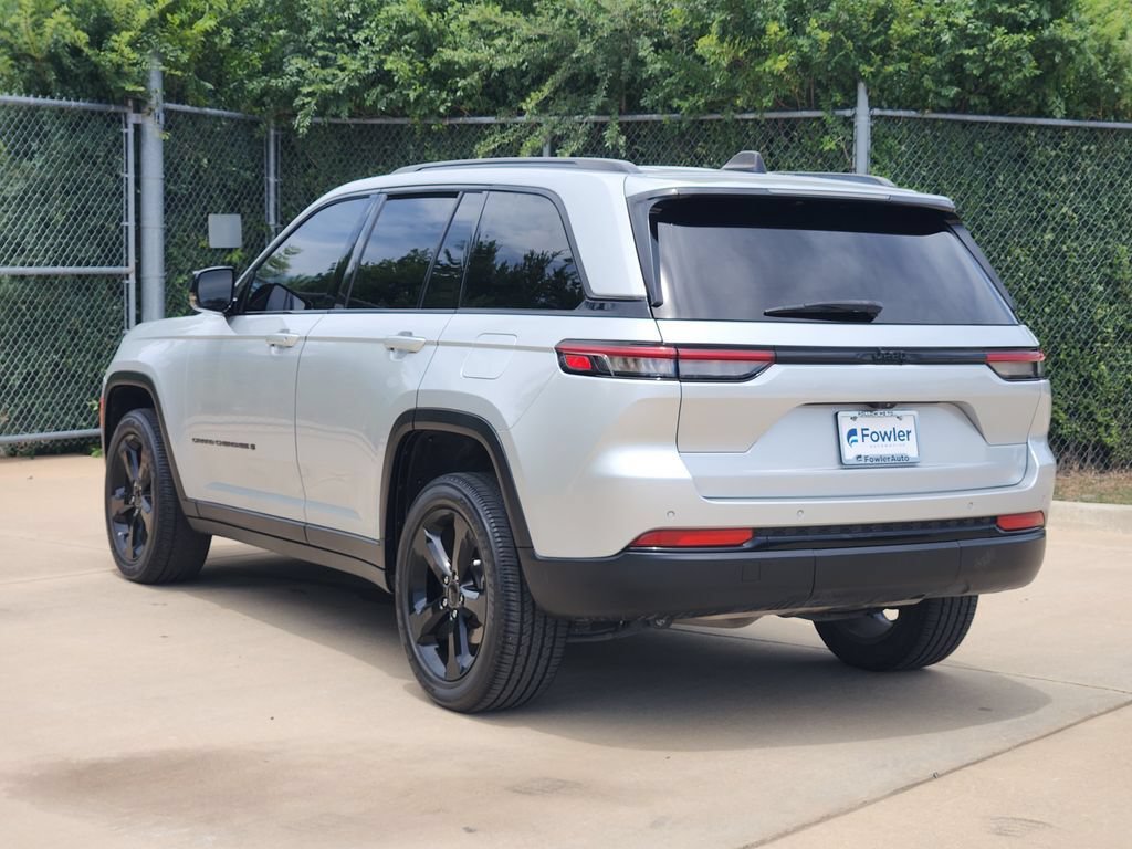 Used 2023 Jeep Grand Cherokee Altitude RWD image 5
