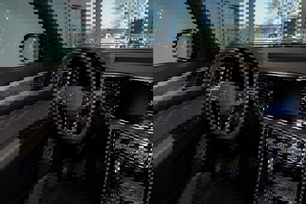 Used 2023 Volkswagen Atlas Cross Sport SE image 35