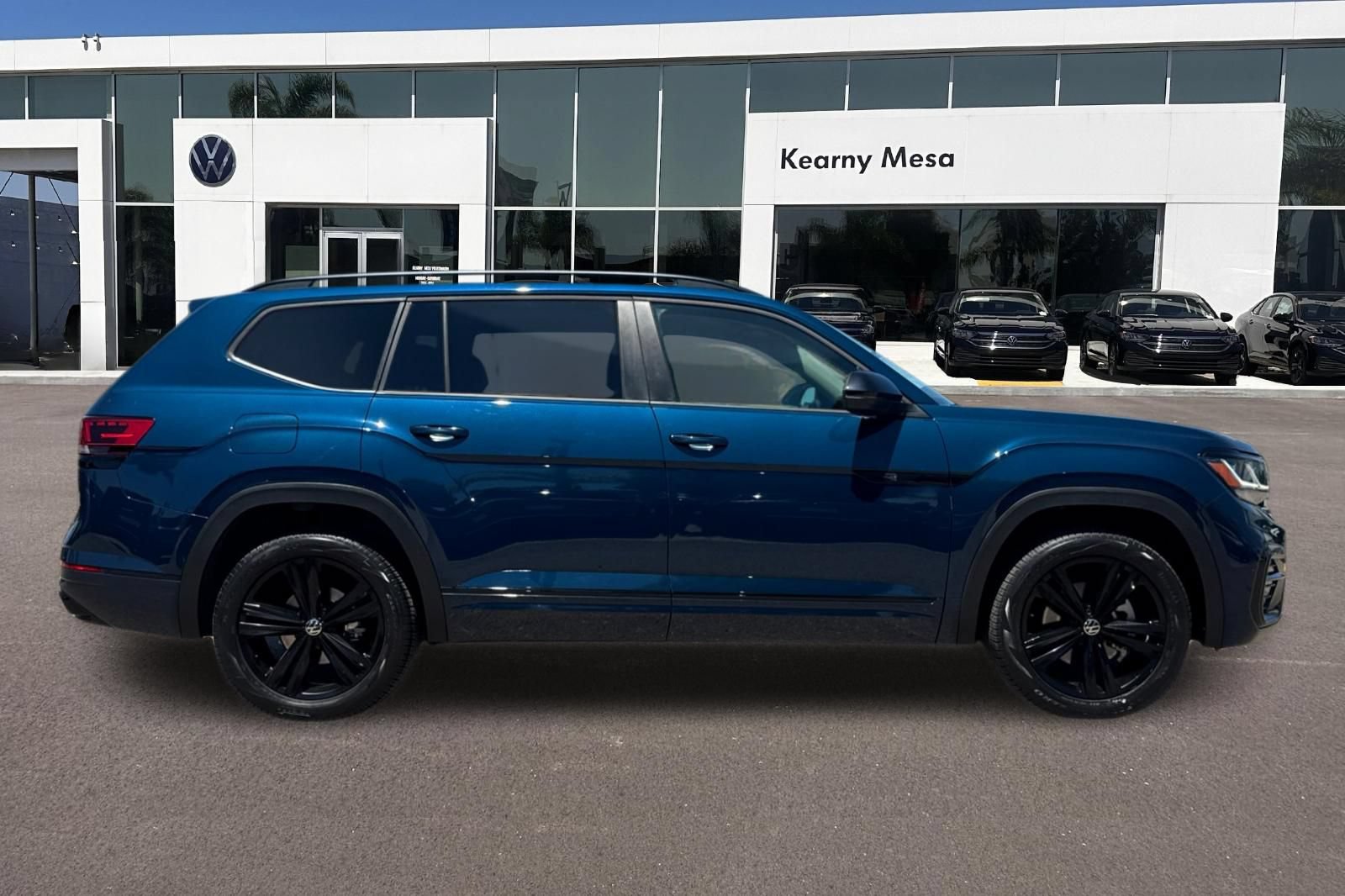 Used 2023 Volkswagen Atlas SEL R-Line AWD/4WD image 3