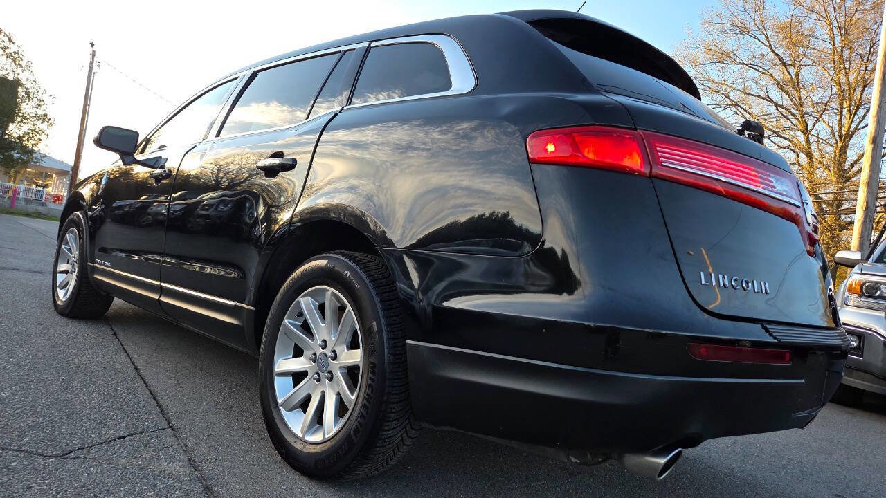 Used 2019 Lincoln MKT AWD image 10