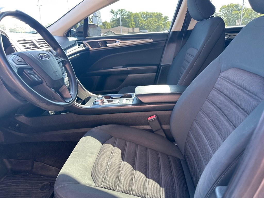 Used 2018 Ford Fusion SE w/ Fusion SE Technology Package FWD image 2