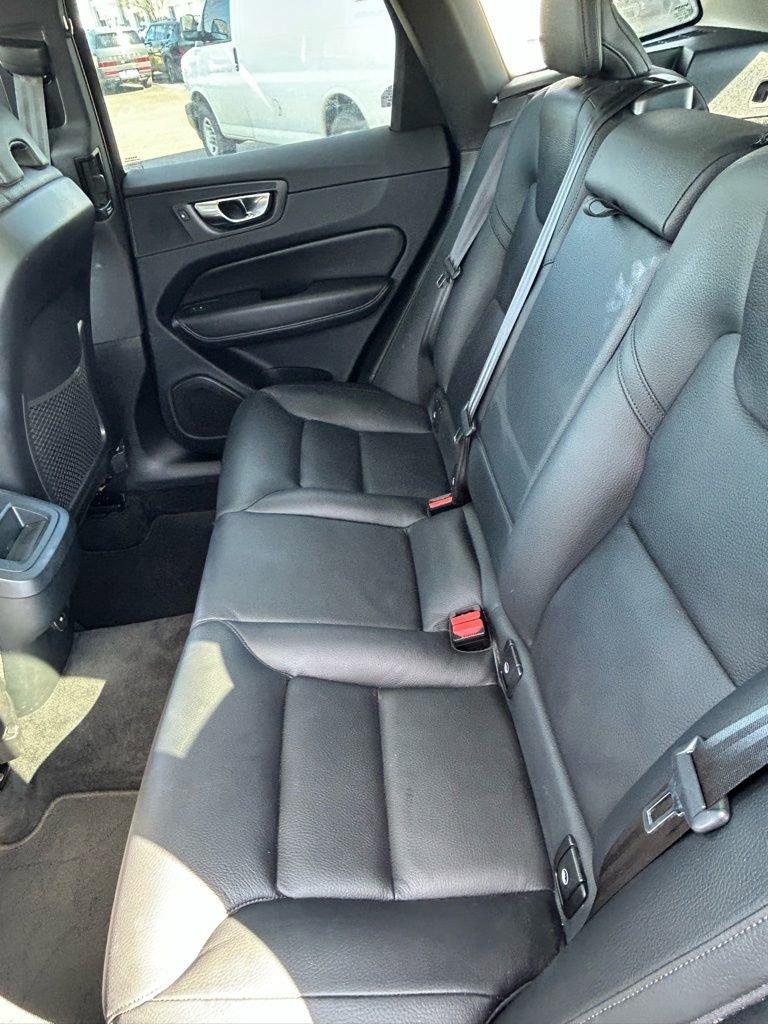 Used 2023 Volvo XC60 B5 Plus image 15