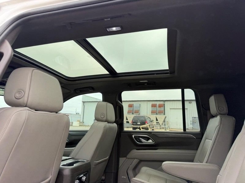 Used 2023 GMC Yukon XL SLT w/ SLT Premium Package AWD/4WD image 10