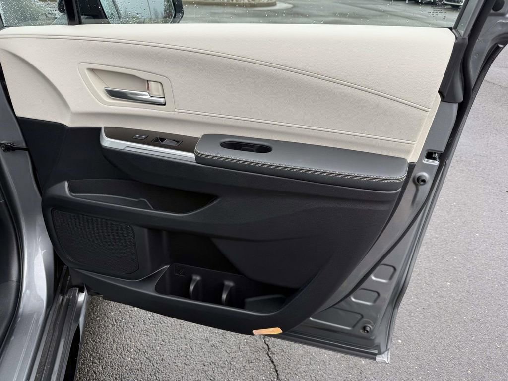 Used 2026 Toyota Sienna Platinum image 16