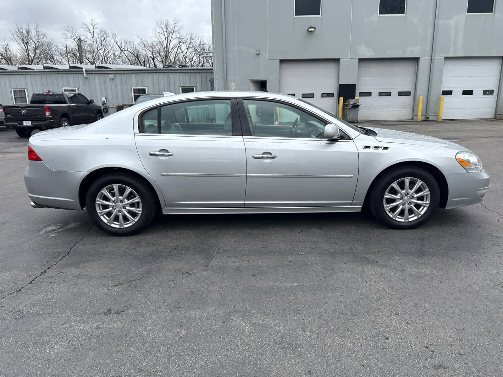 Used 2011 Buick Lucerne CXL w/ Driver Confidence Package FWD image 2
