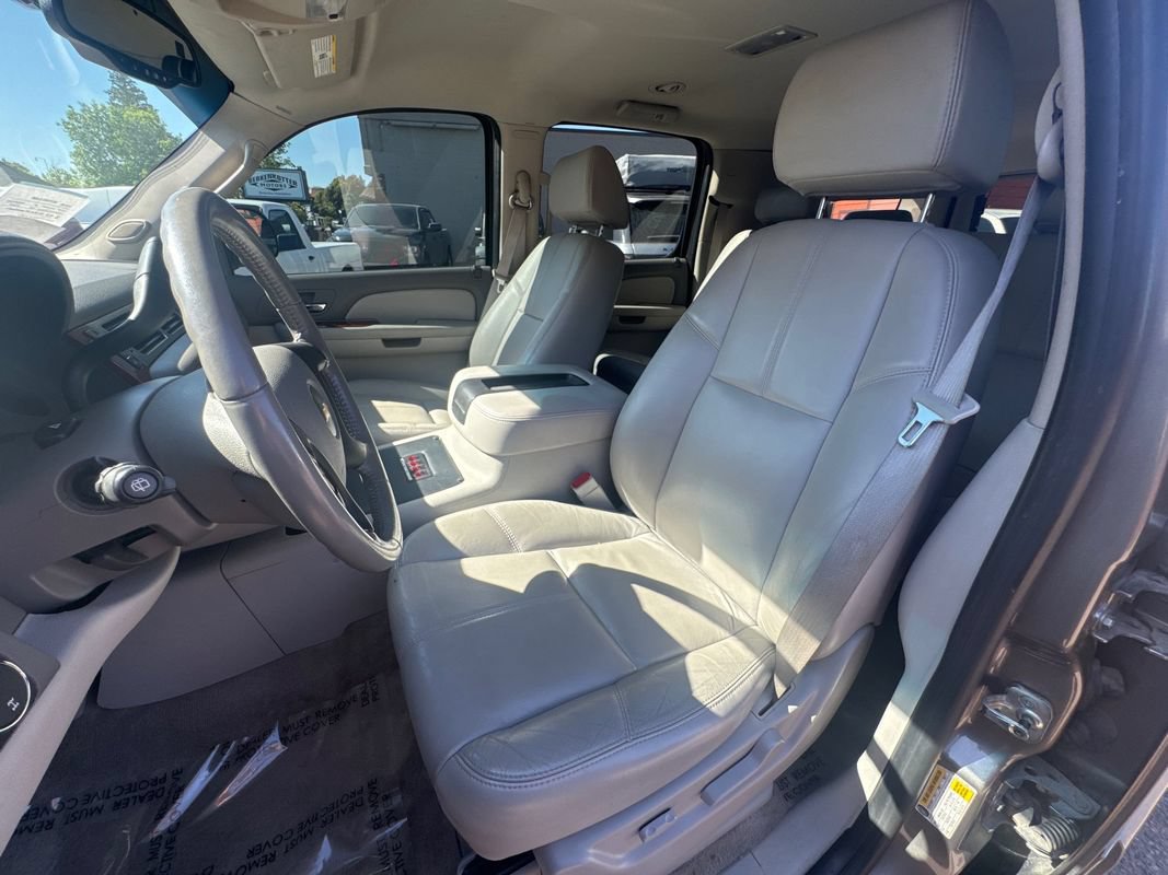 Used 2007 Chevrolet Suburban 2500 LT w/ LT Preferred Equipment Group AWD/4WD image 10