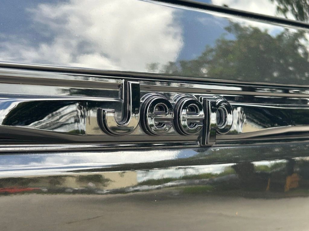 Used 2024 Jeep Grand Cherokee Limited w/ Black Appearance Package image 33