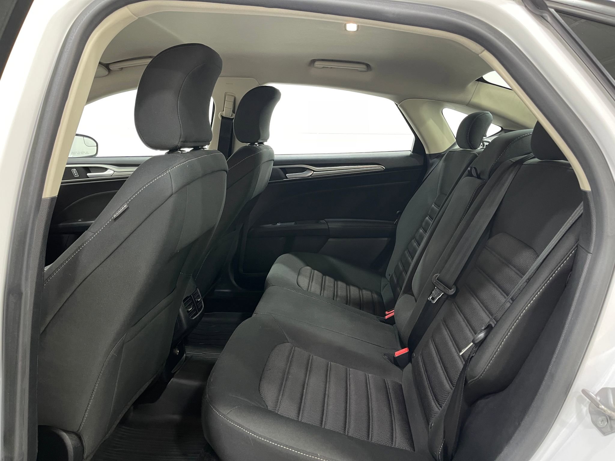 Used 2018 Ford Fusion SE w/ Fusion SE Technology Package image 27