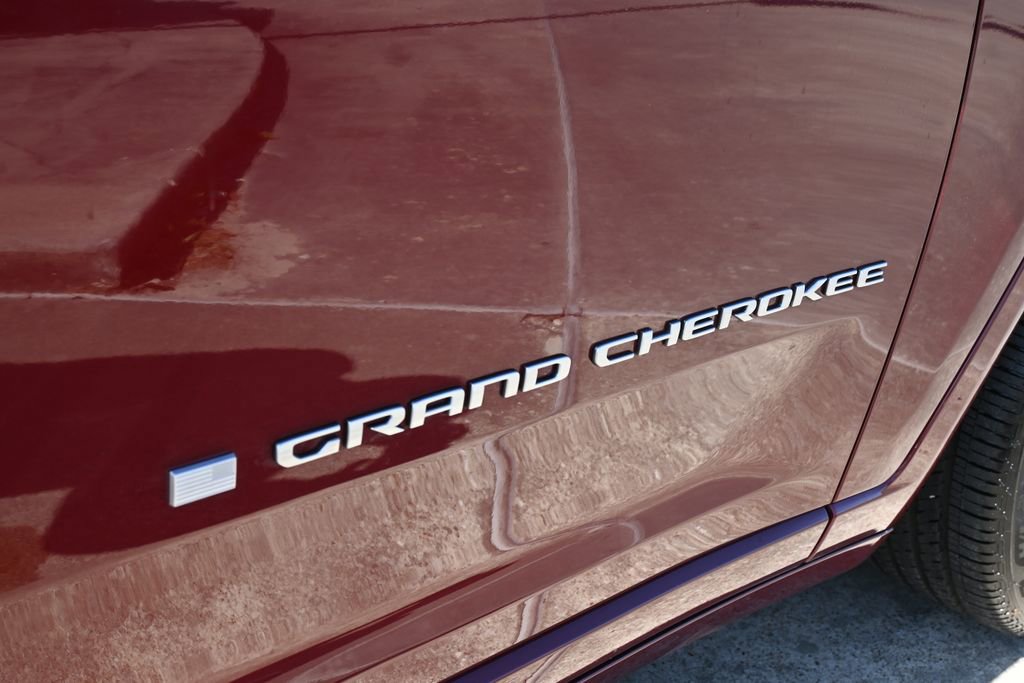 Used 2025 Jeep Grand Cherokee Overland w/ Luxury Tech Group IV AWD/4WD image 21