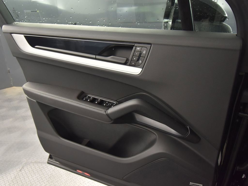 Used 2025 Porsche Cayenne image 23