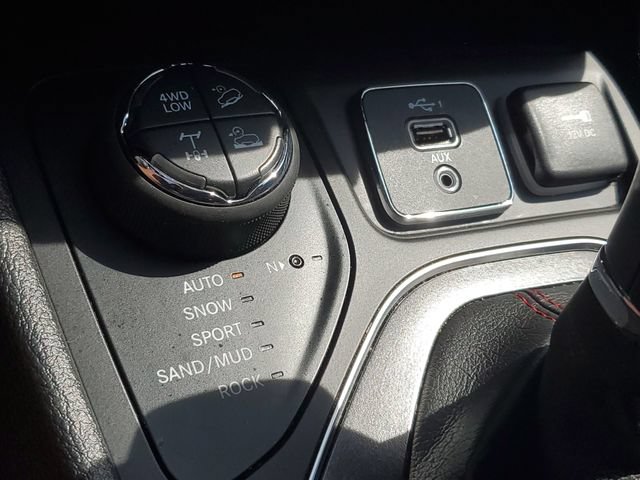 Used 2019 Jeep Cherokee Trailhawk w/ Comfort & Convenience Group AWD/4WD image 31