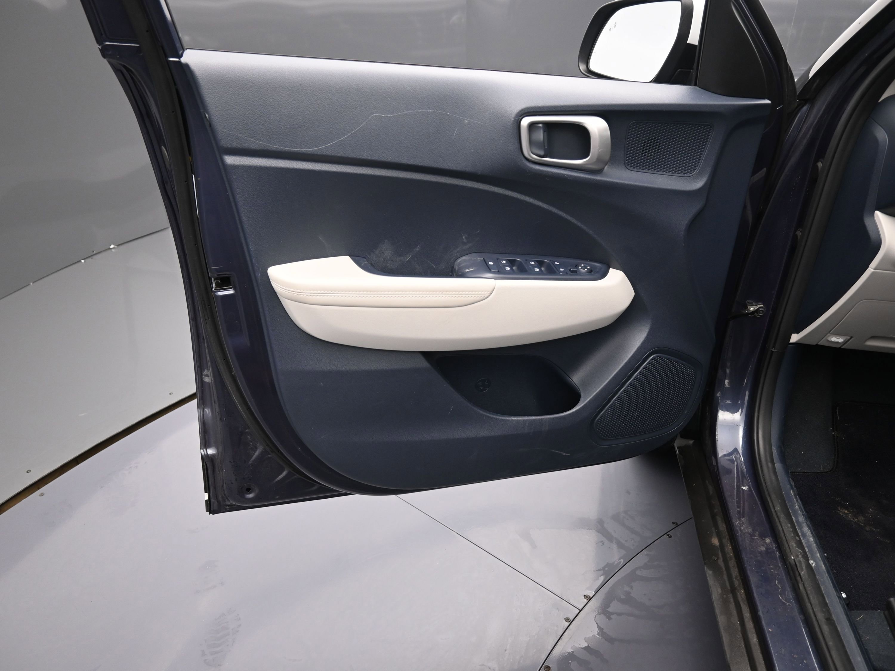 Used 2023 Hyundai Venue Limited w/ Cargo Package image 15