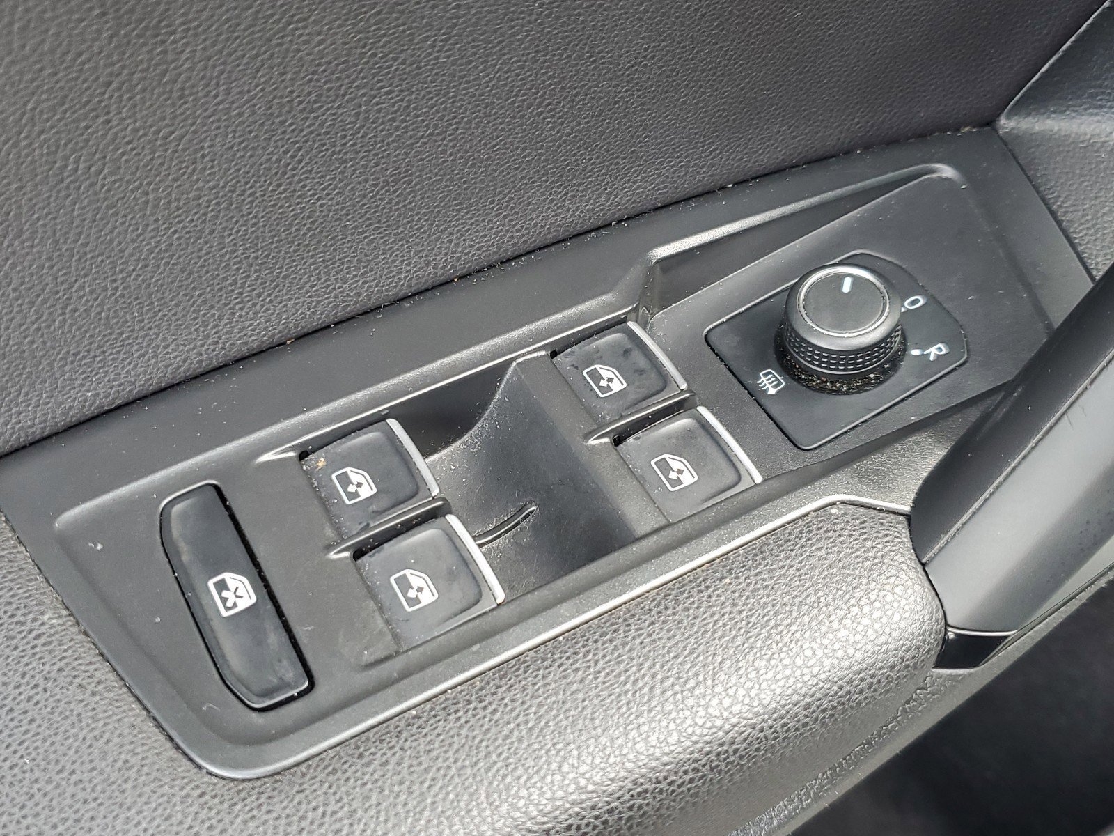 Used 2019 Volkswagen Tiguan SE w/ Panoramic Sunroof Package image 18