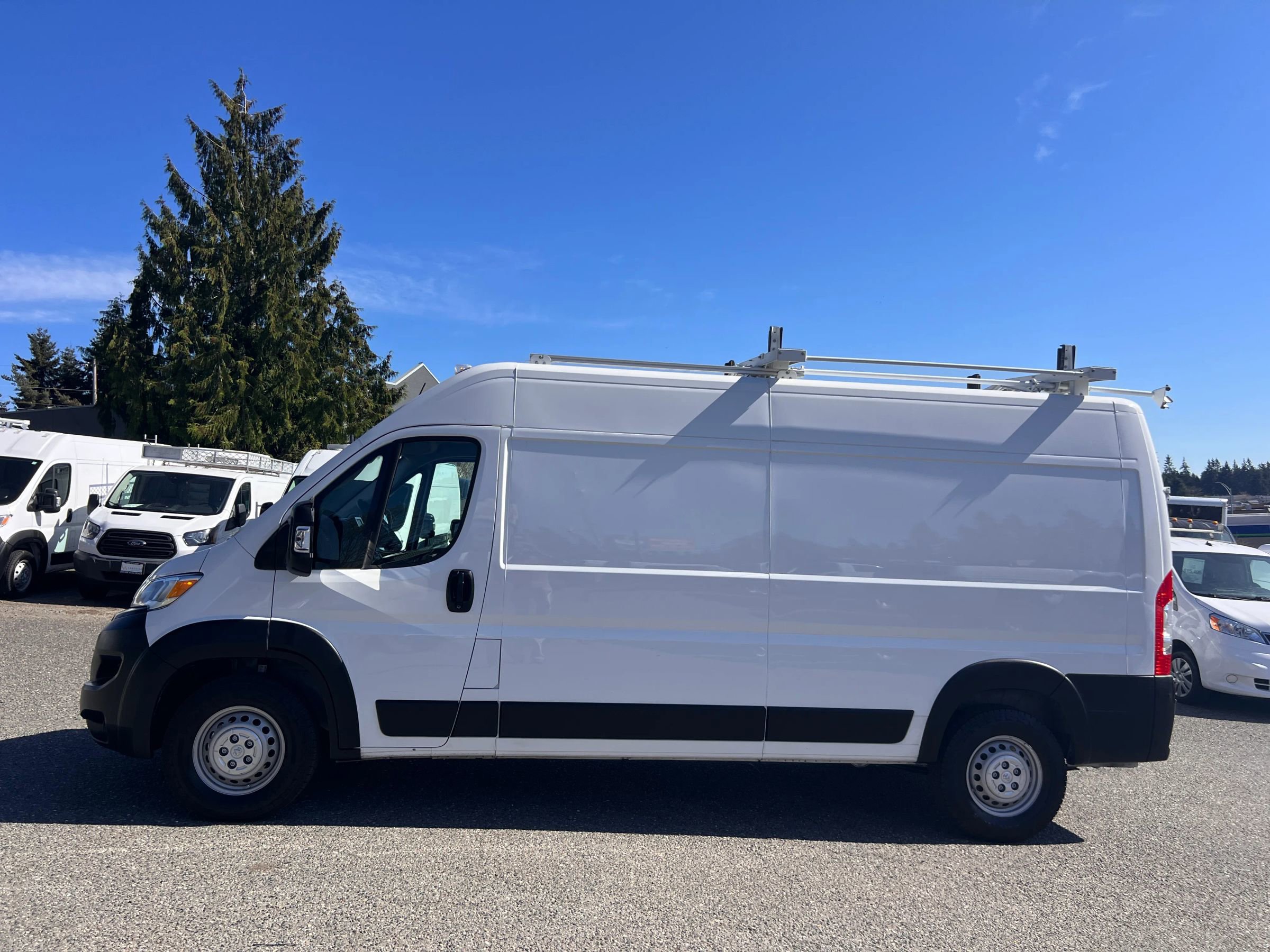 Used 2024 RAM ProMaster 2500 w/ Convenience Group FWD image 4