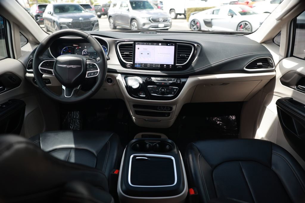 Used 2023 Chrysler Pacifica Touring-L w/ Uconnect Theater Family Group FWD image 25