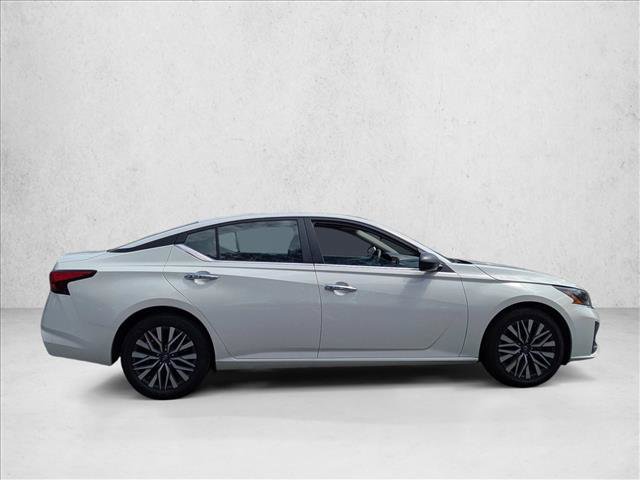 Used 2025 Nissan Altima 2.5 SV FWD image 4
