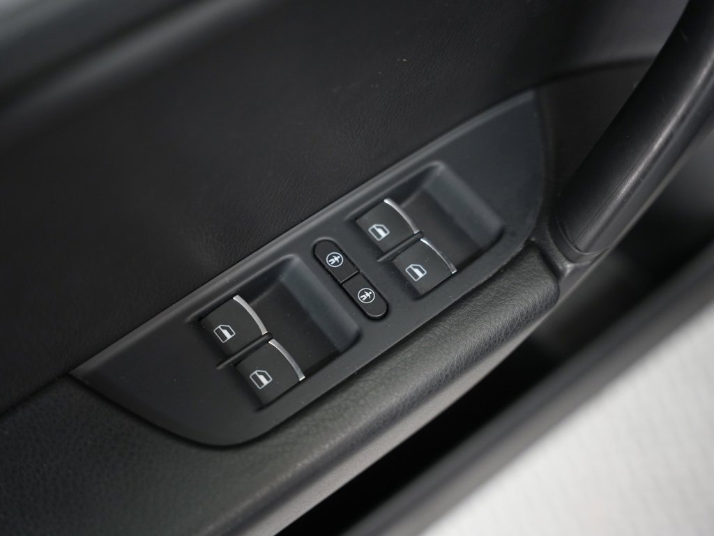 Used 2013 Volkswagen Touareg VR6 image 50