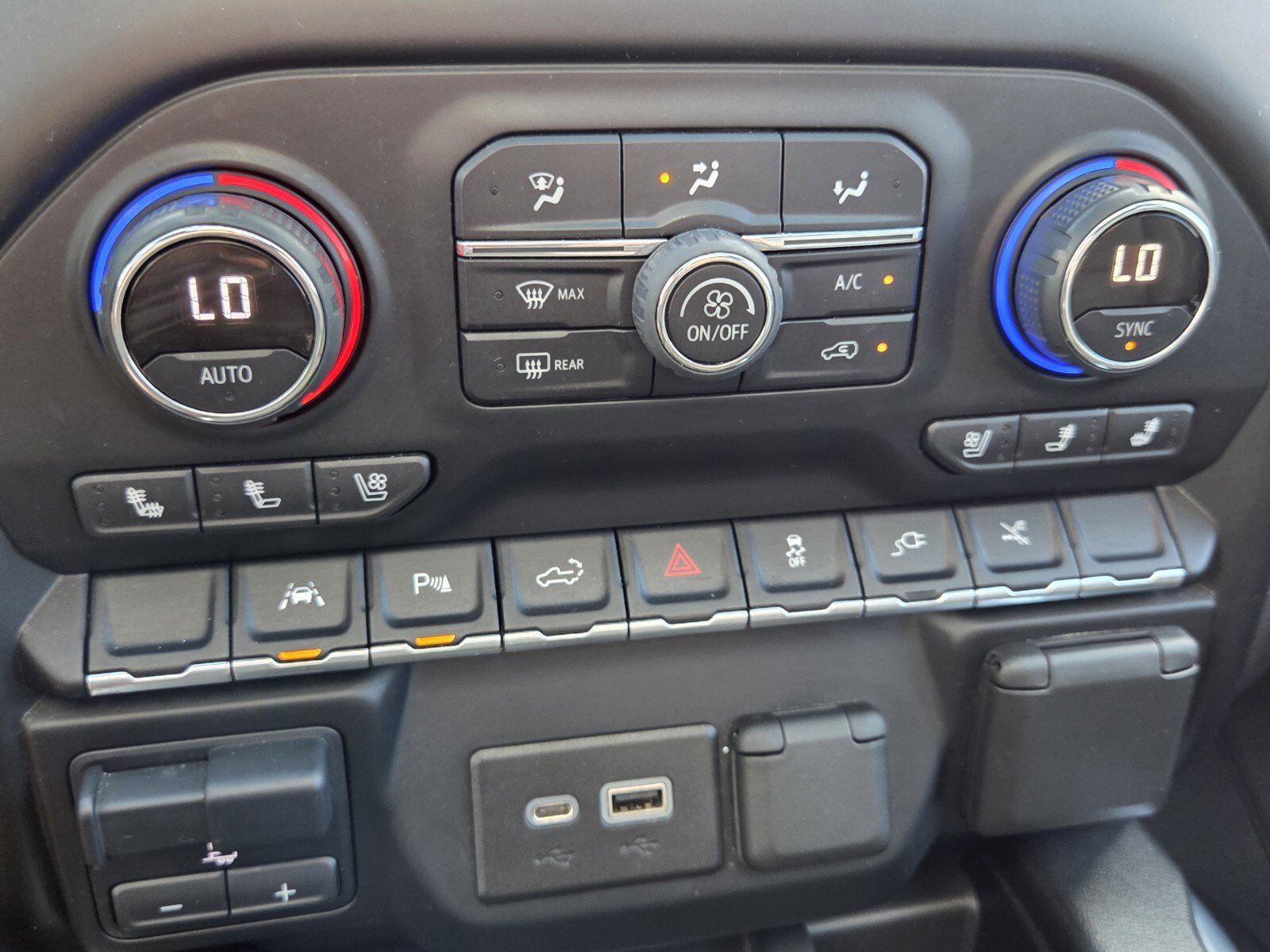 Used 2022 Chevrolet Silverado 1500 High Country w/ Technology Package image 15