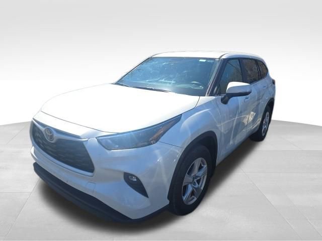 Used 2025 Toyota Highlander LE image 8