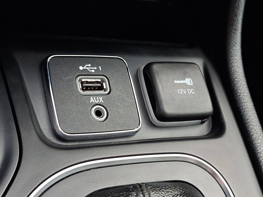 Used 2020 Jeep Cherokee Latitude Plus w/ Comfort/Convenience Group AWD/4WD image 28