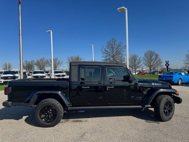 Used 2022 Jeep Gladiator Willys AWD/4WD image 11