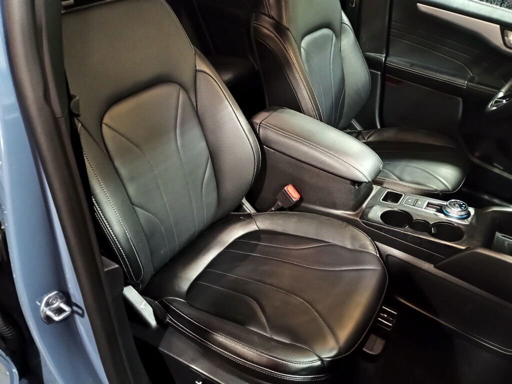 Used 2025 Ford Escape Platinum w/ Premium Technology Package image 25