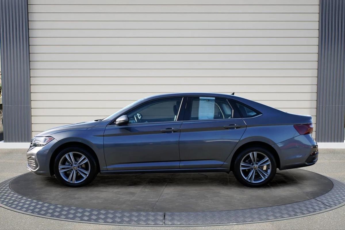 Used 2024 Volkswagen Jetta SE image 4