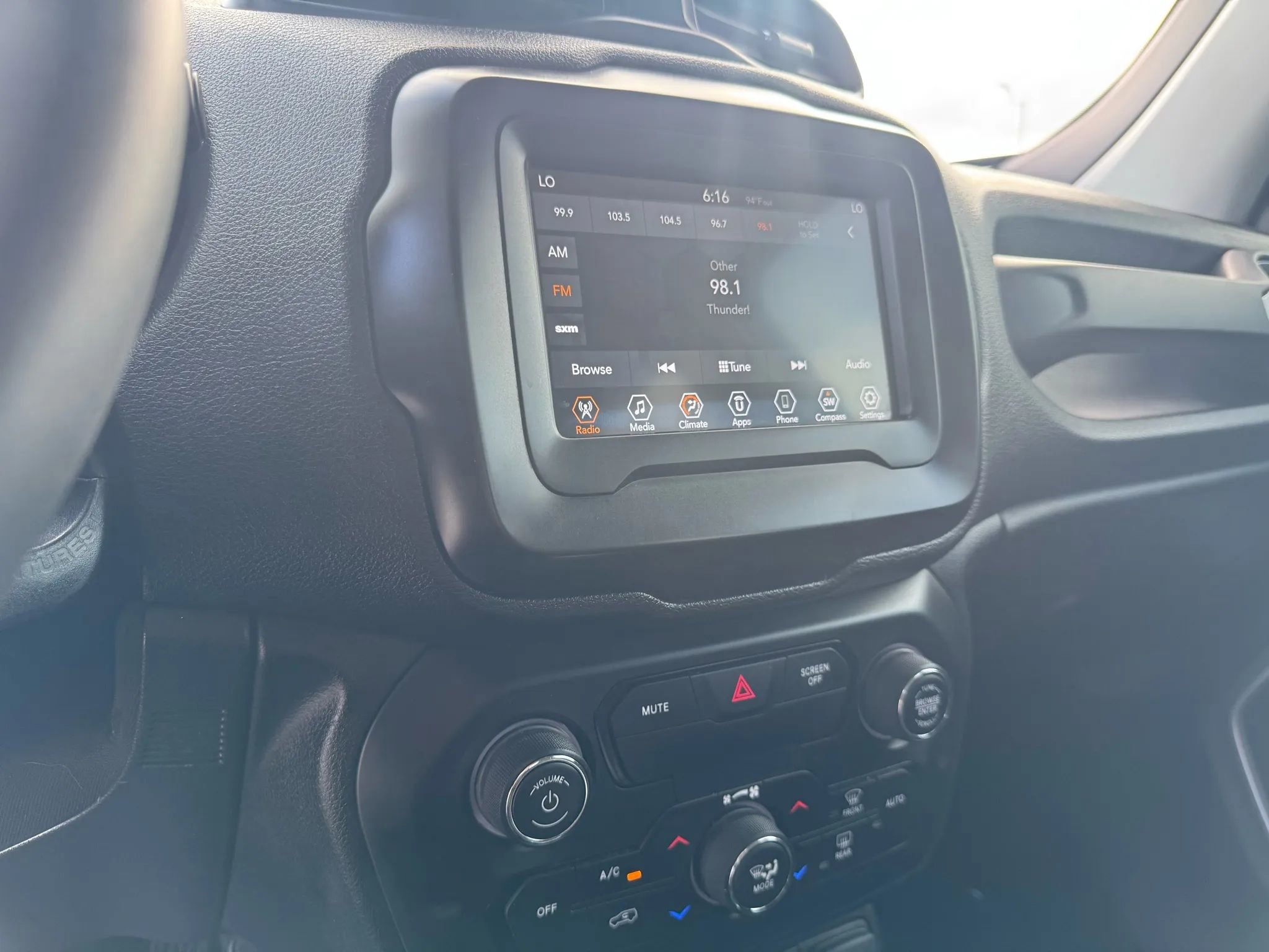 Used 2018 Jeep Renegade Latitude FWD image 14