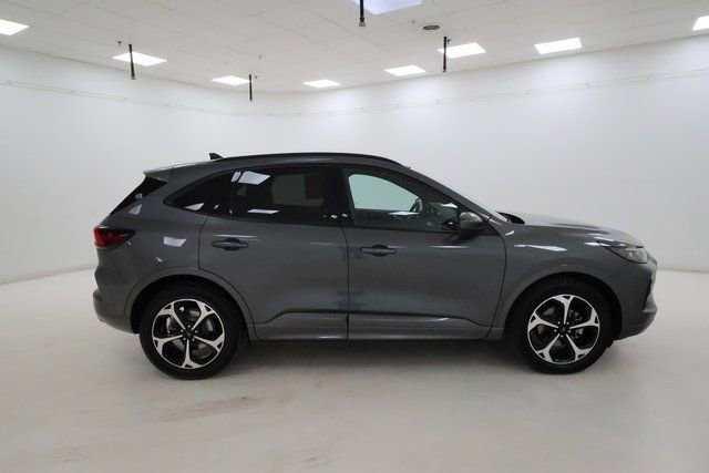 Used 2023 Ford Escape ST-Line Elite w/ Premium Technology Package image 2
