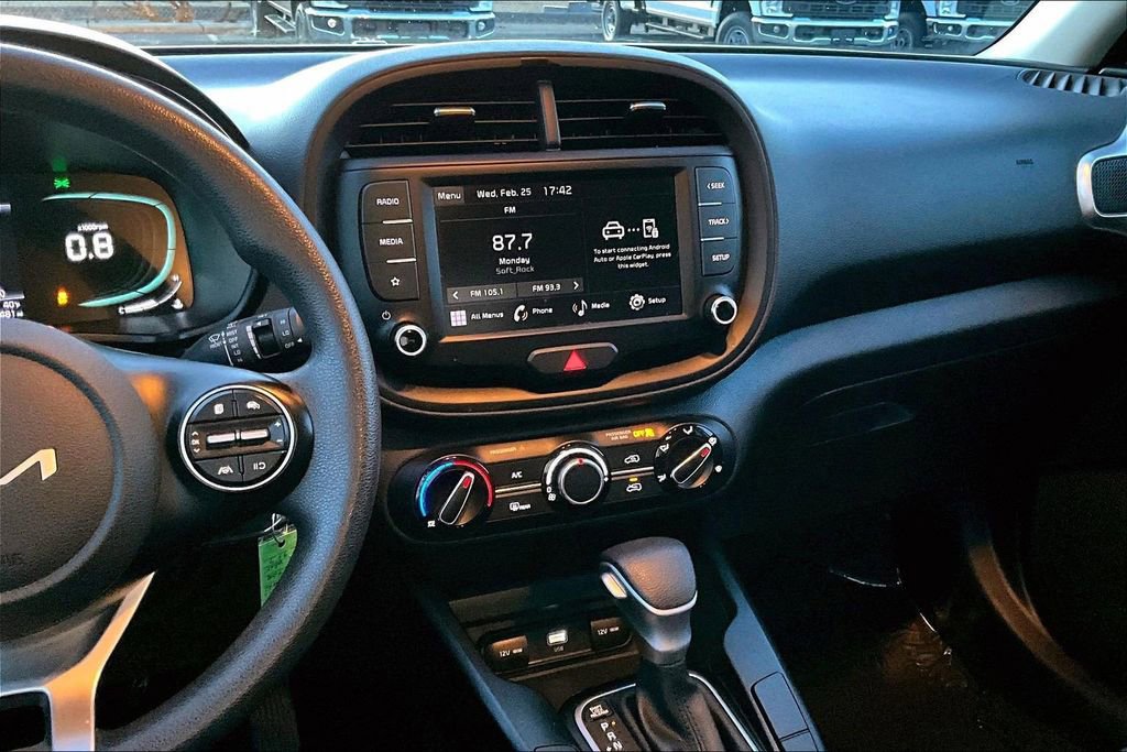 Used 2023 Kia Soul LX w/ LX Technology Package image 6