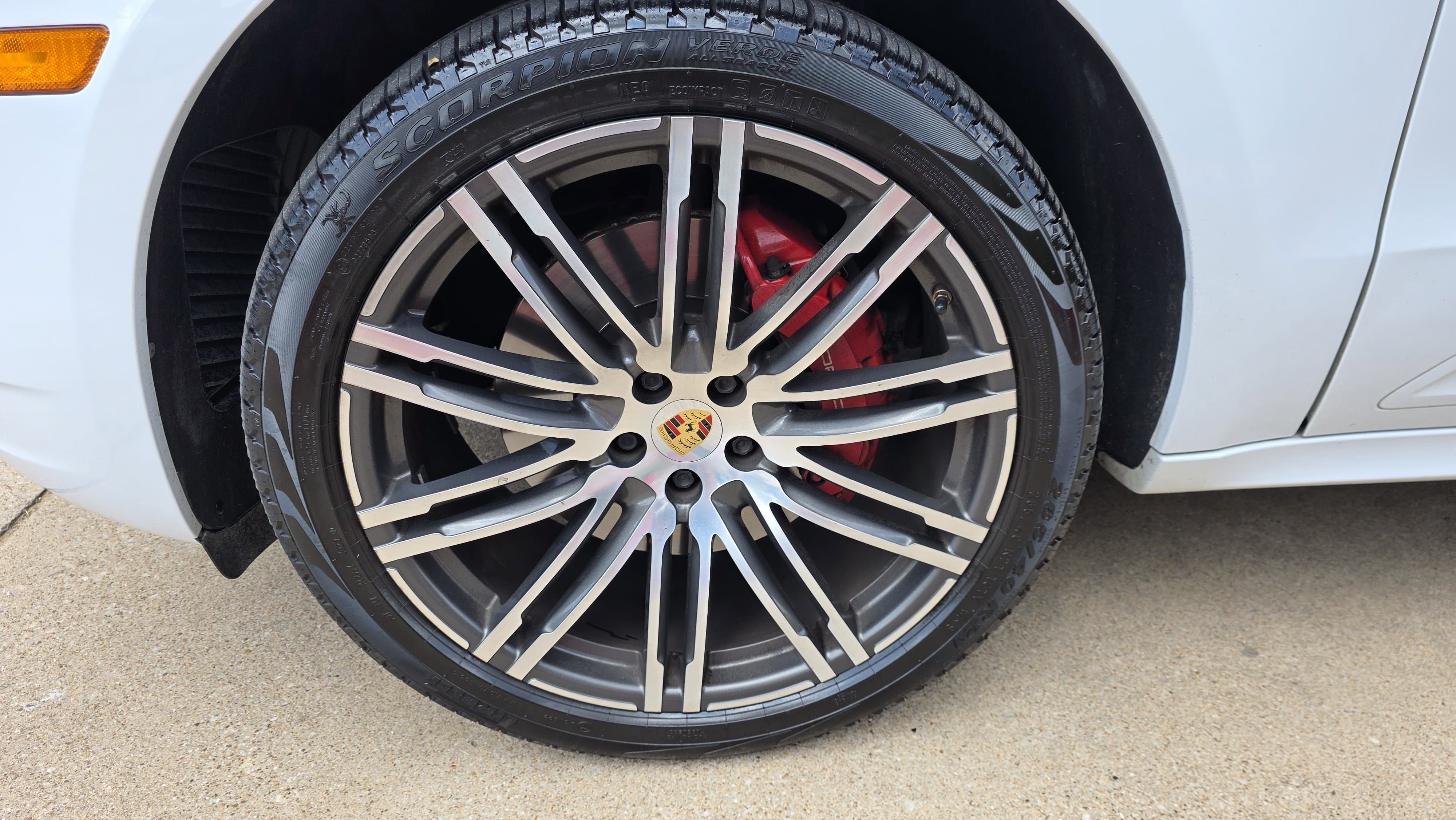 Used 2018 Porsche Macan Turbo AWD/4WD image 36