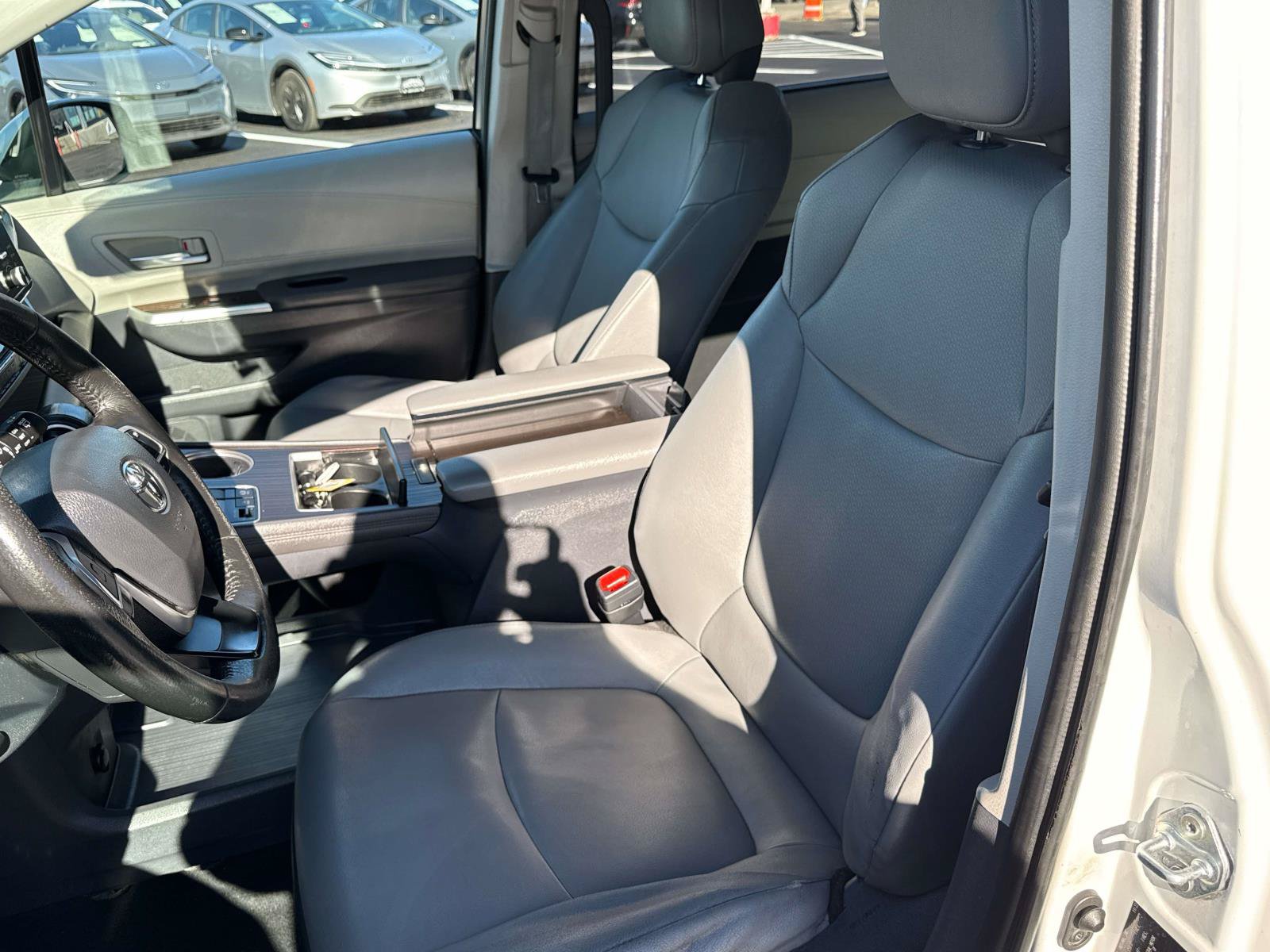 Used 2023 Toyota Sienna XLE FWD image 11