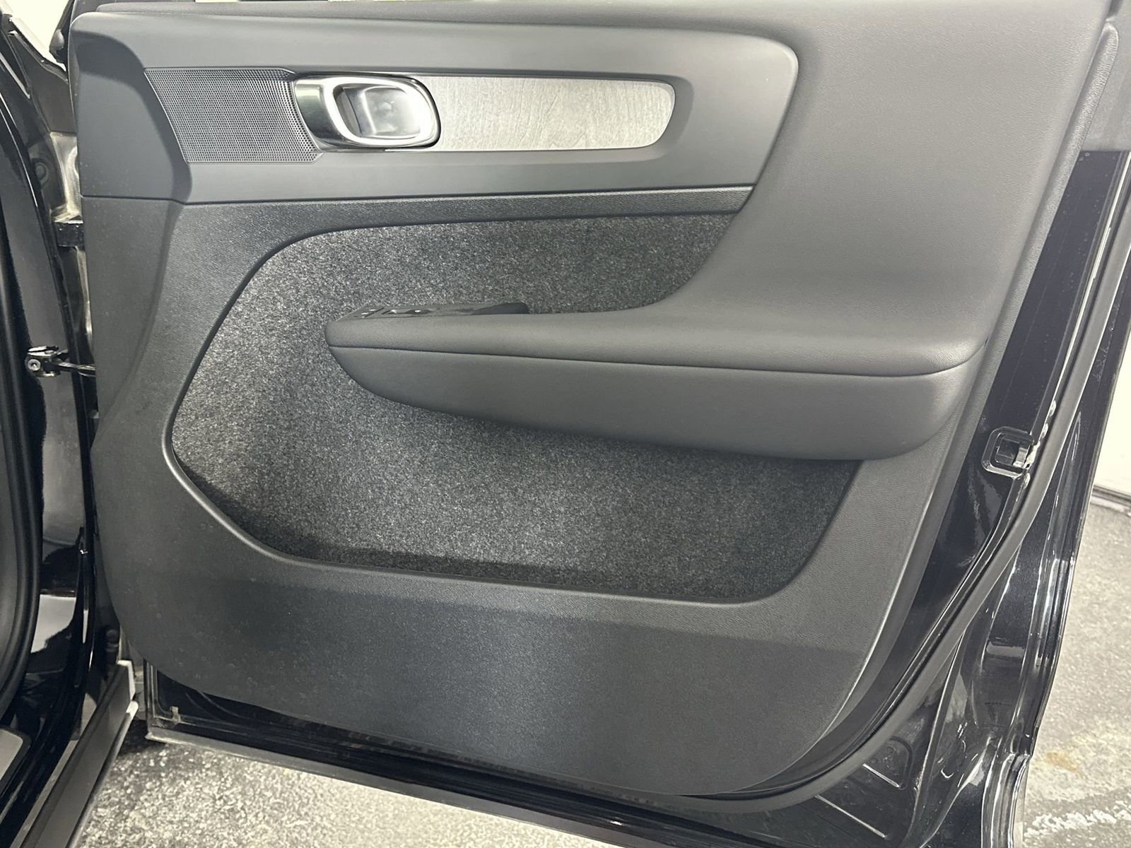 Used 2025 Volvo XC40 B5 Plus image 31