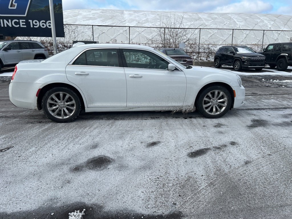 Used 2021 Chrysler 300 Touring L image 4
