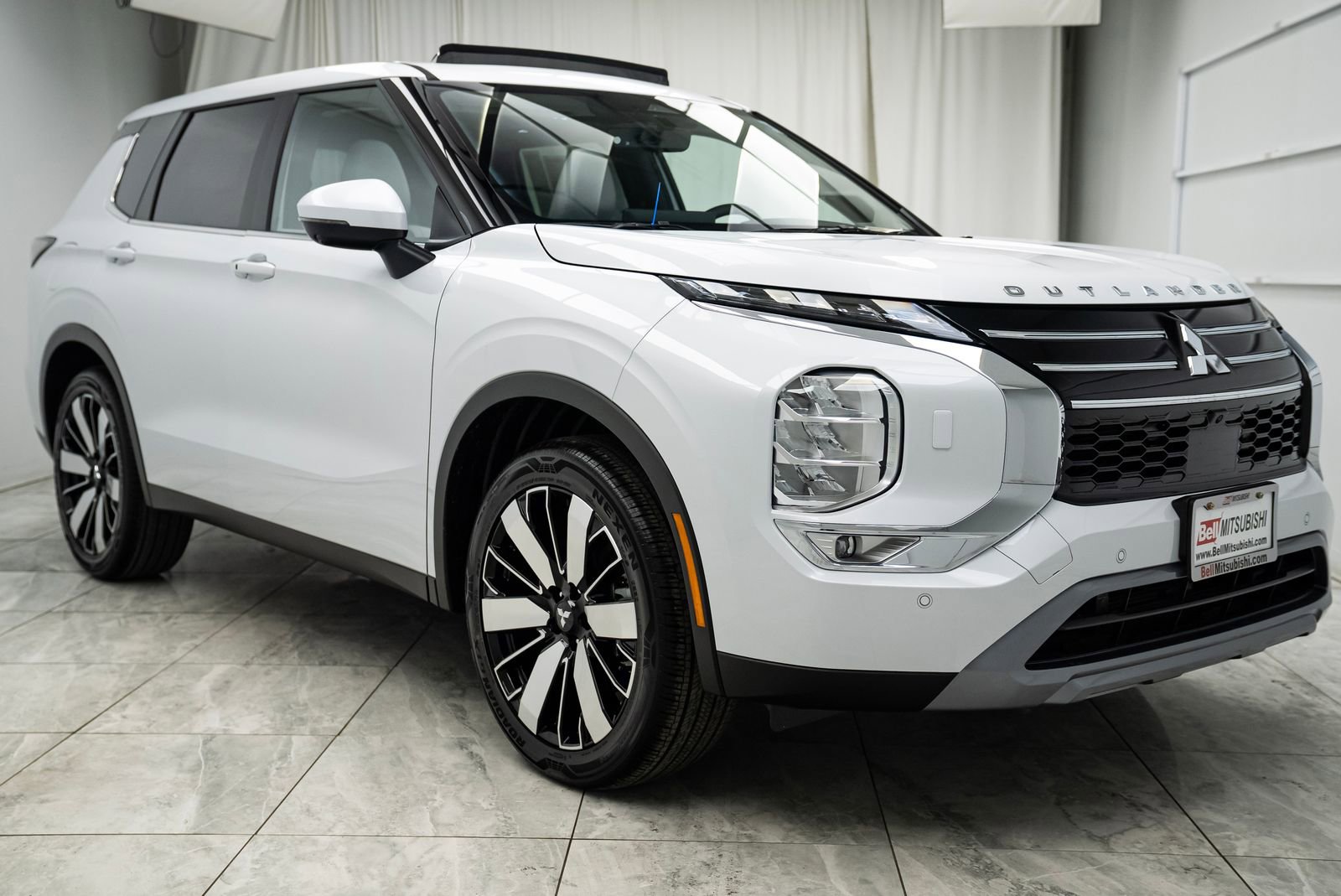 Used 2025 Mitsubishi Outlander SE image 1