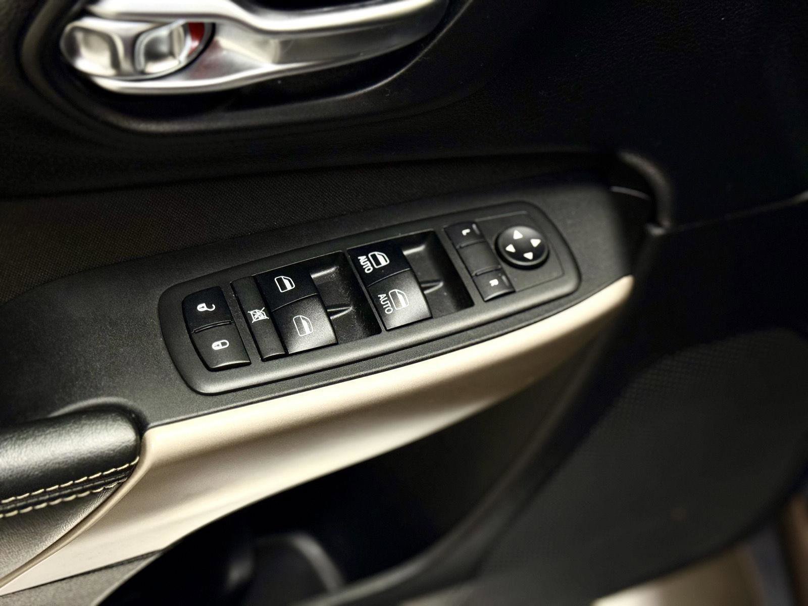 Used 2017 Jeep Cherokee Latitude w/ Cold Weather Group image 12