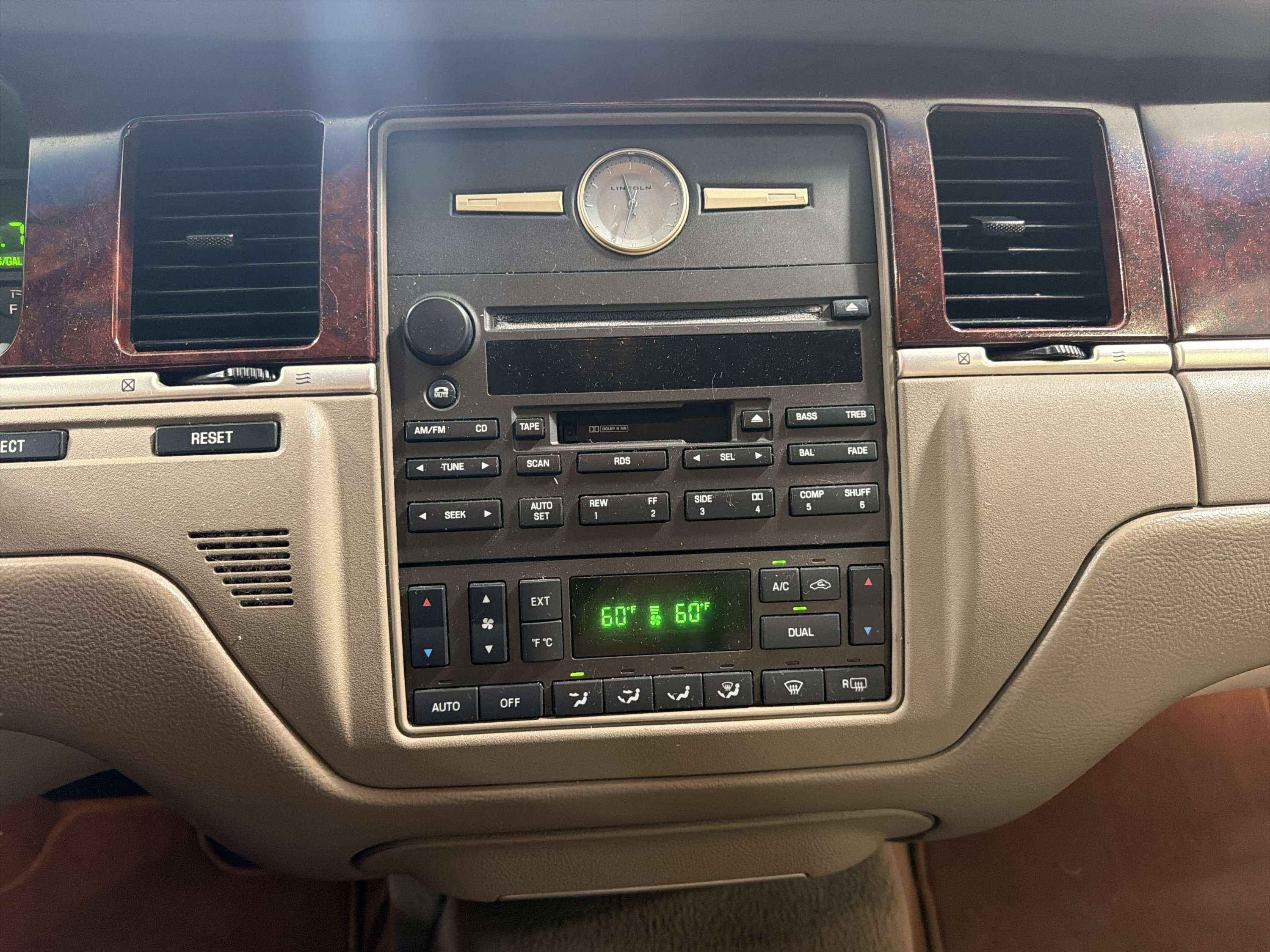Used 2004 Lincoln Town Car Signature RWD image 16