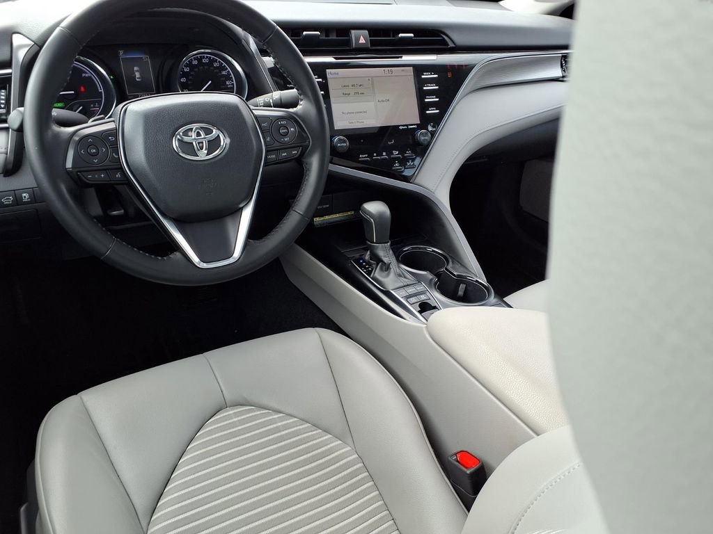 Used 2019 Toyota Camry SE w/ Sunroof Package image 4
