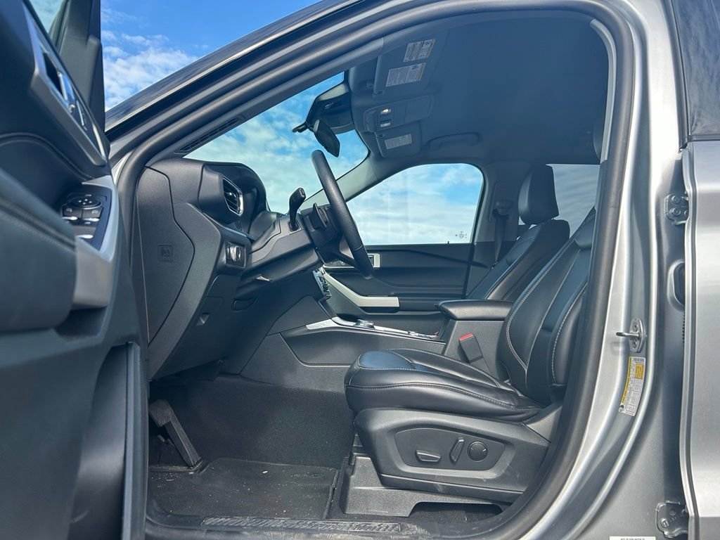 Used 2021 Ford Explorer XLT w/ Equipment Group 202A AWD/4WD image 9