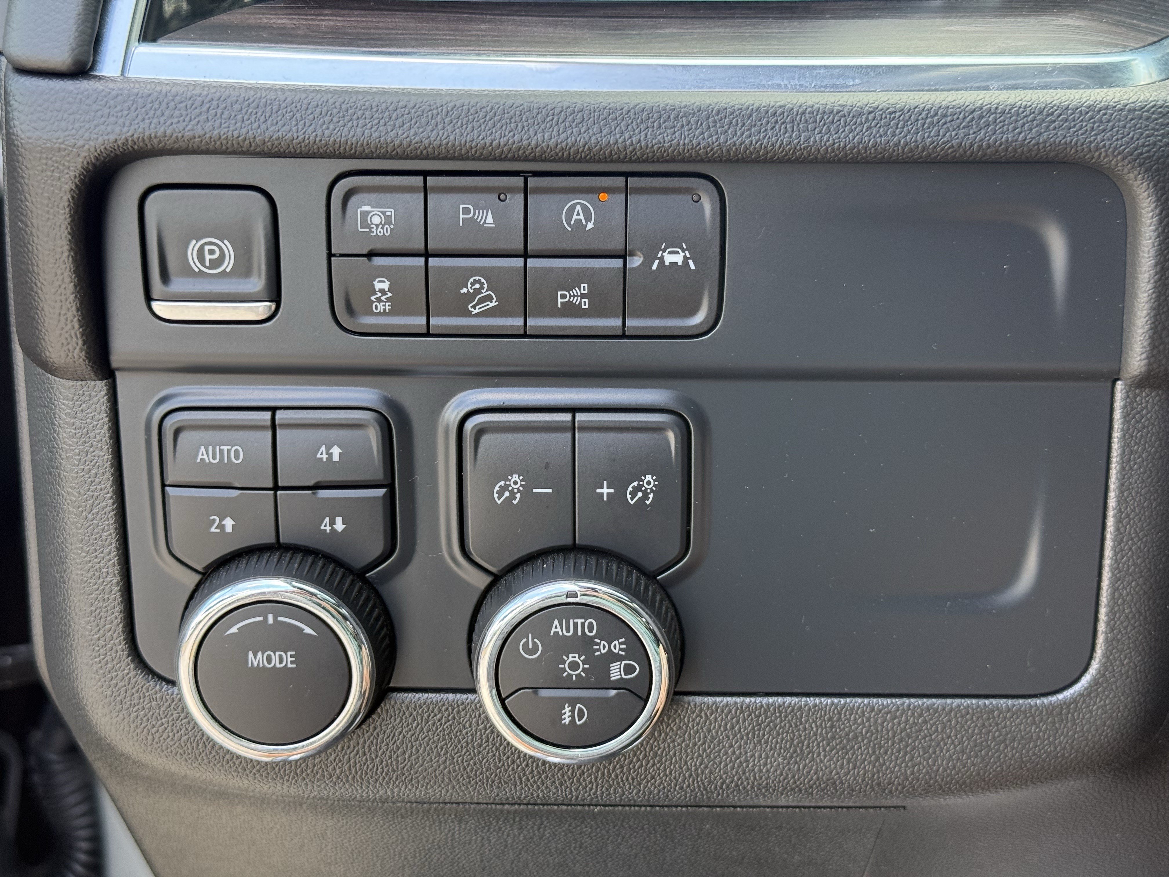 Used 2025 Chevrolet Suburban Z71 AWD/4WD image 25