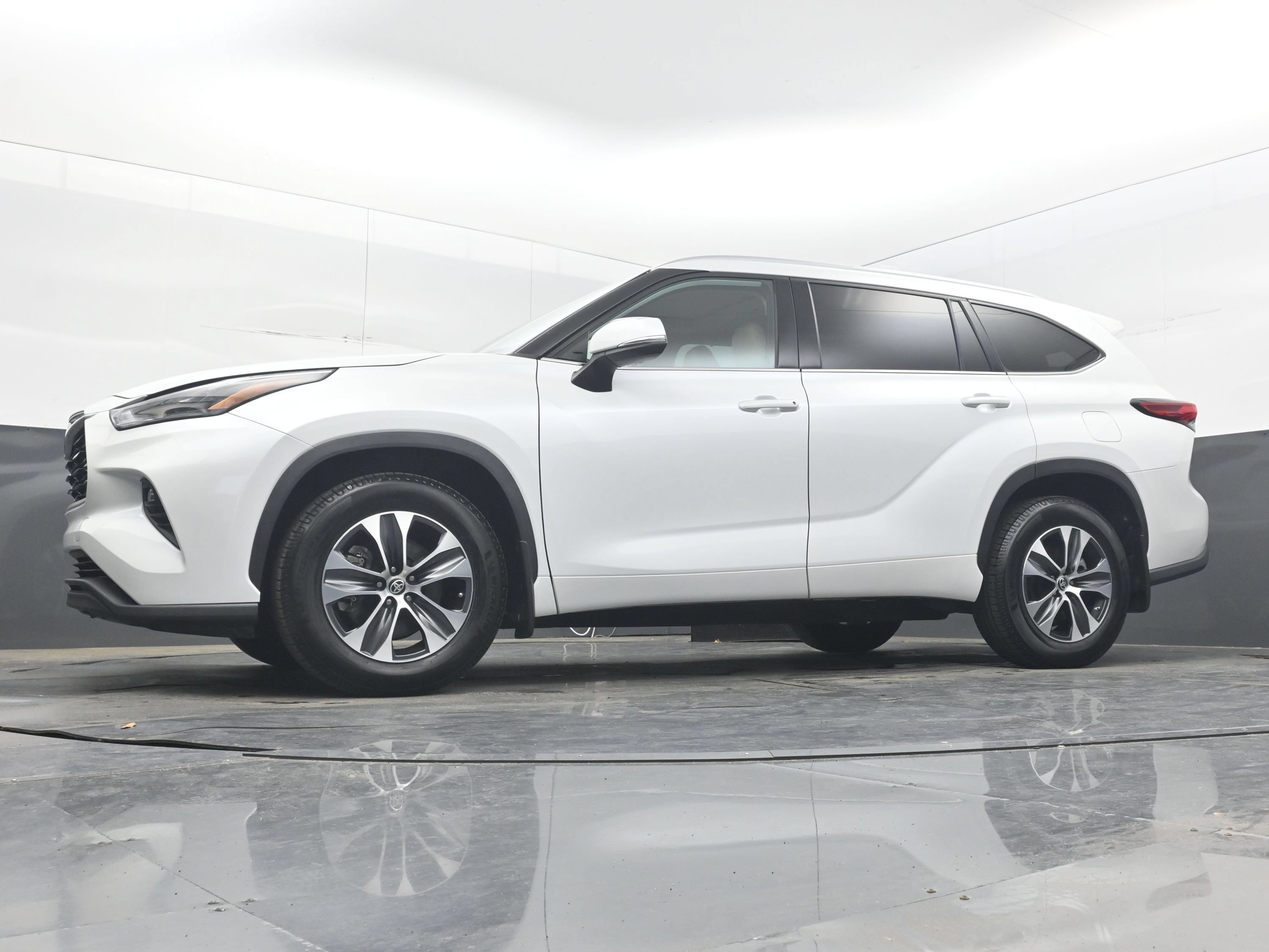 Used 2022 Toyota Highlander XLE AWD/4WD image 26